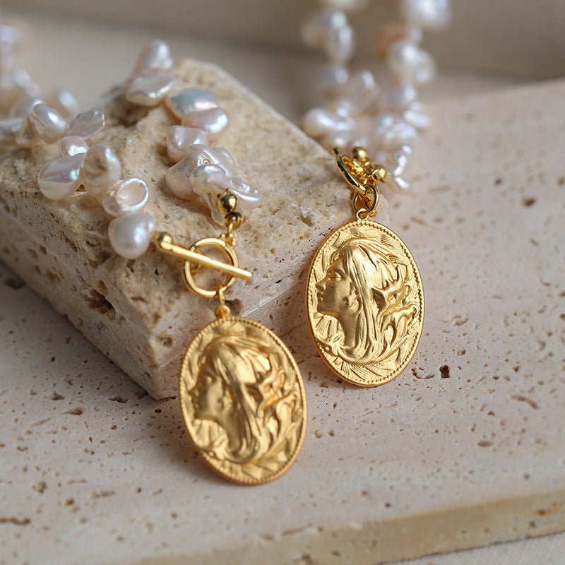women-Necklace-freshwater pearl-gold