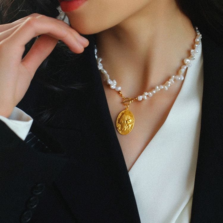 women-Necklace-freshwater pearl-gold