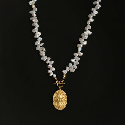 women-Necklace-freshwater pearl-gold