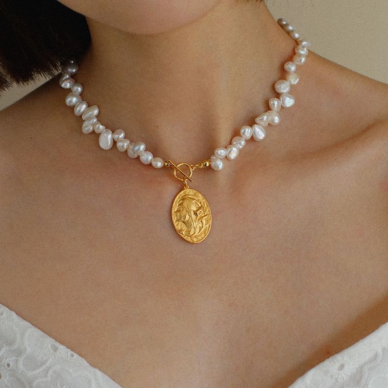 women-Necklace-freshwater pearl-gold