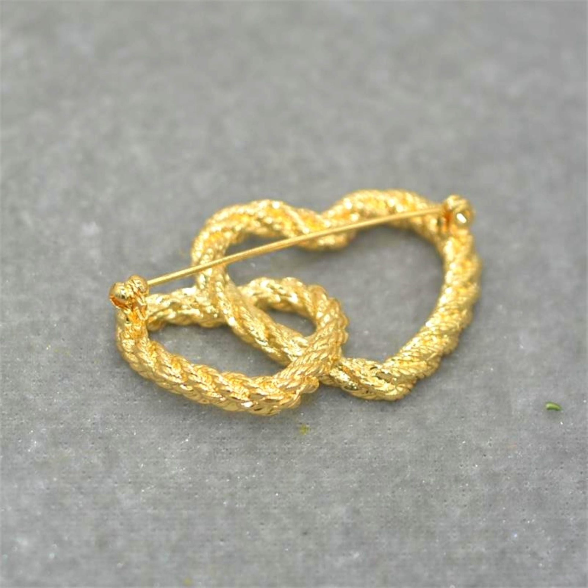 women--brooch-gold
