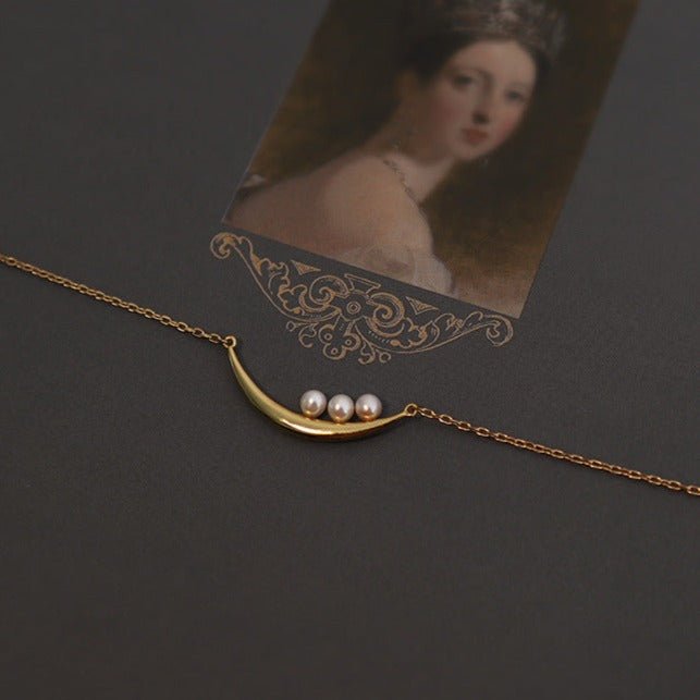 women-Necklace-gold-minimalist