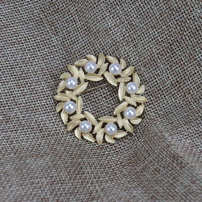 women-Jeweley-brooch-gold