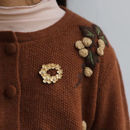 women--brooch-gold