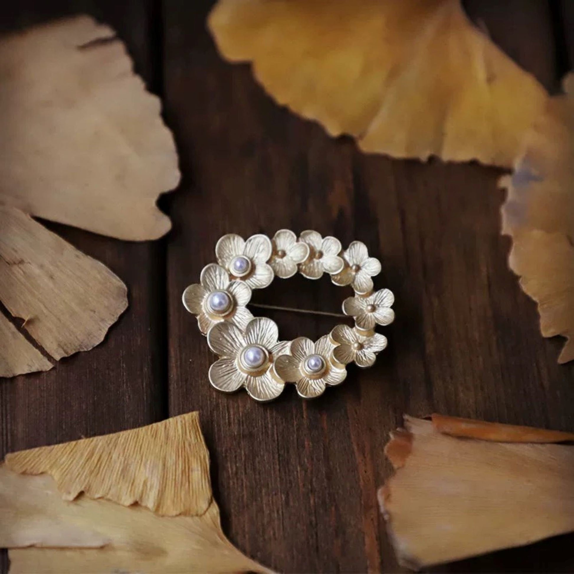 women--brooch-gold