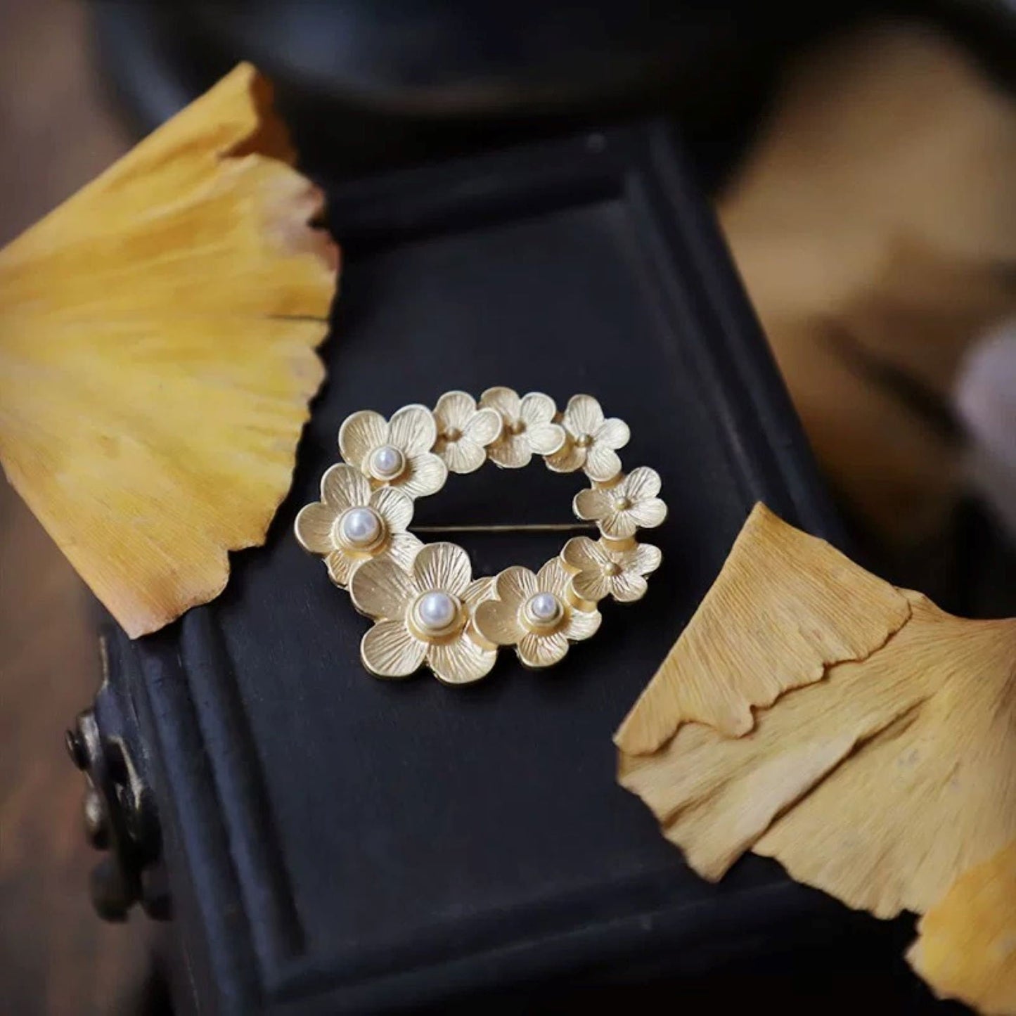 women--brooch-gold