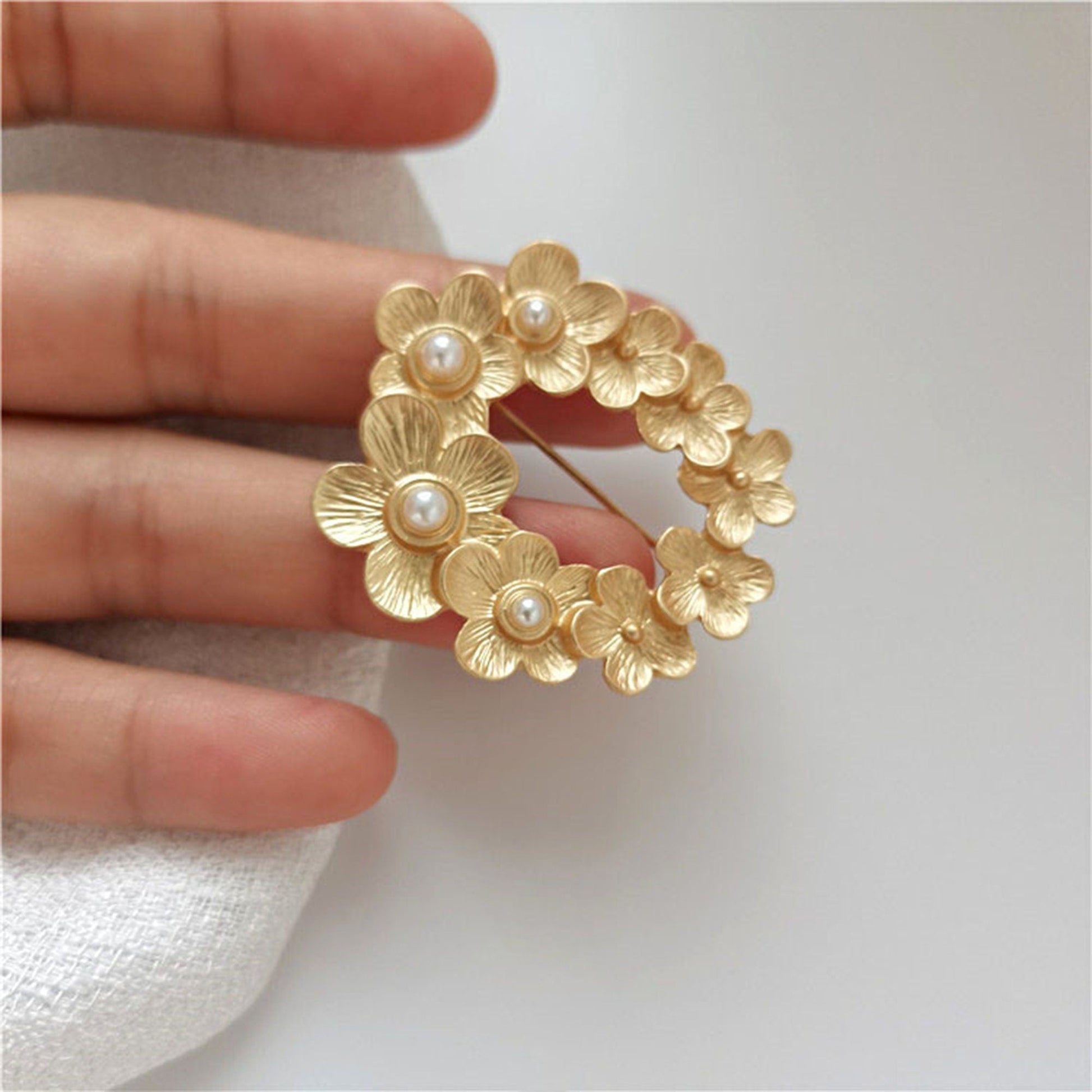 women--brooch-gold