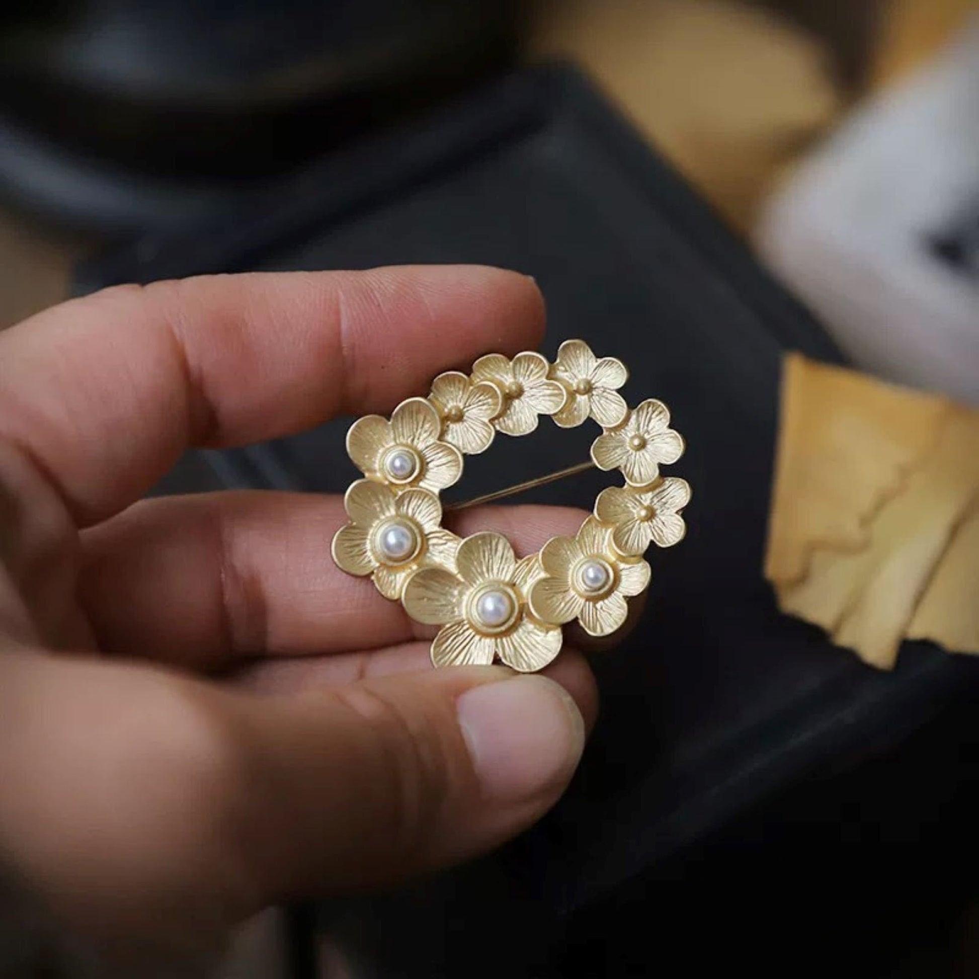 women--brooch-gold