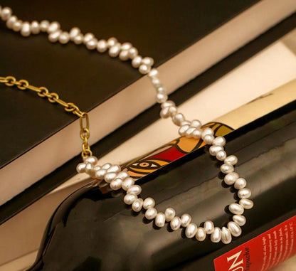 women-Necklace-freshwater pearl-gold