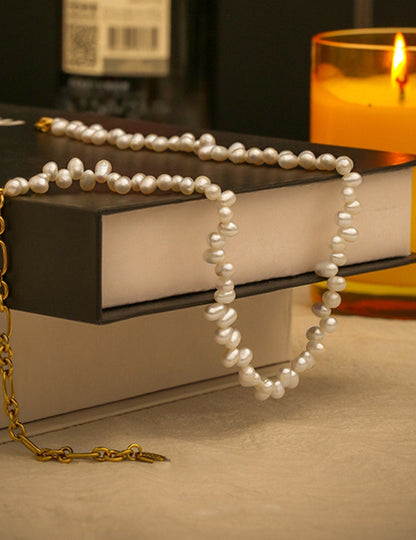 women-Necklace-freshwater pearl-gold
