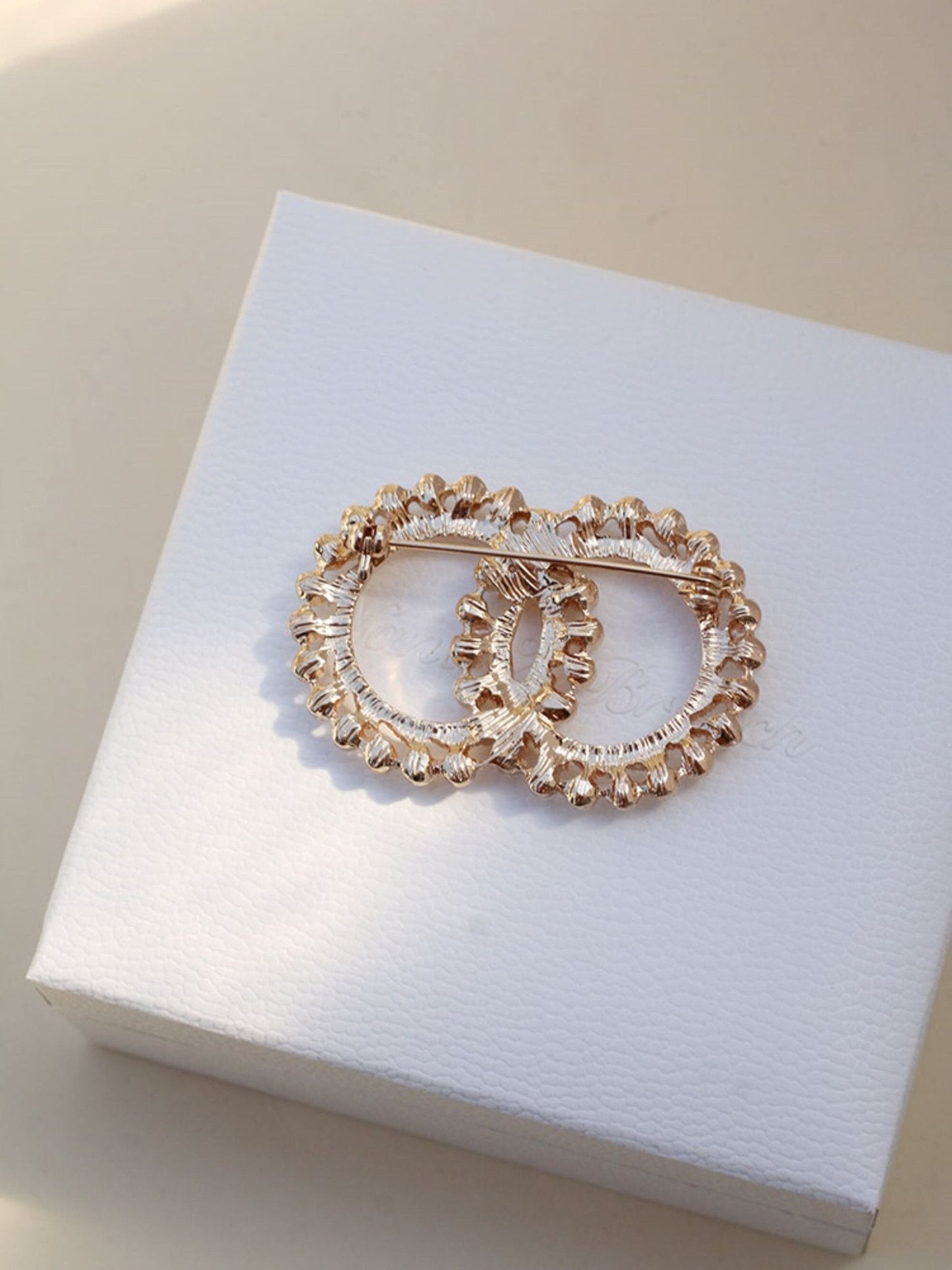 women--brooch-gold