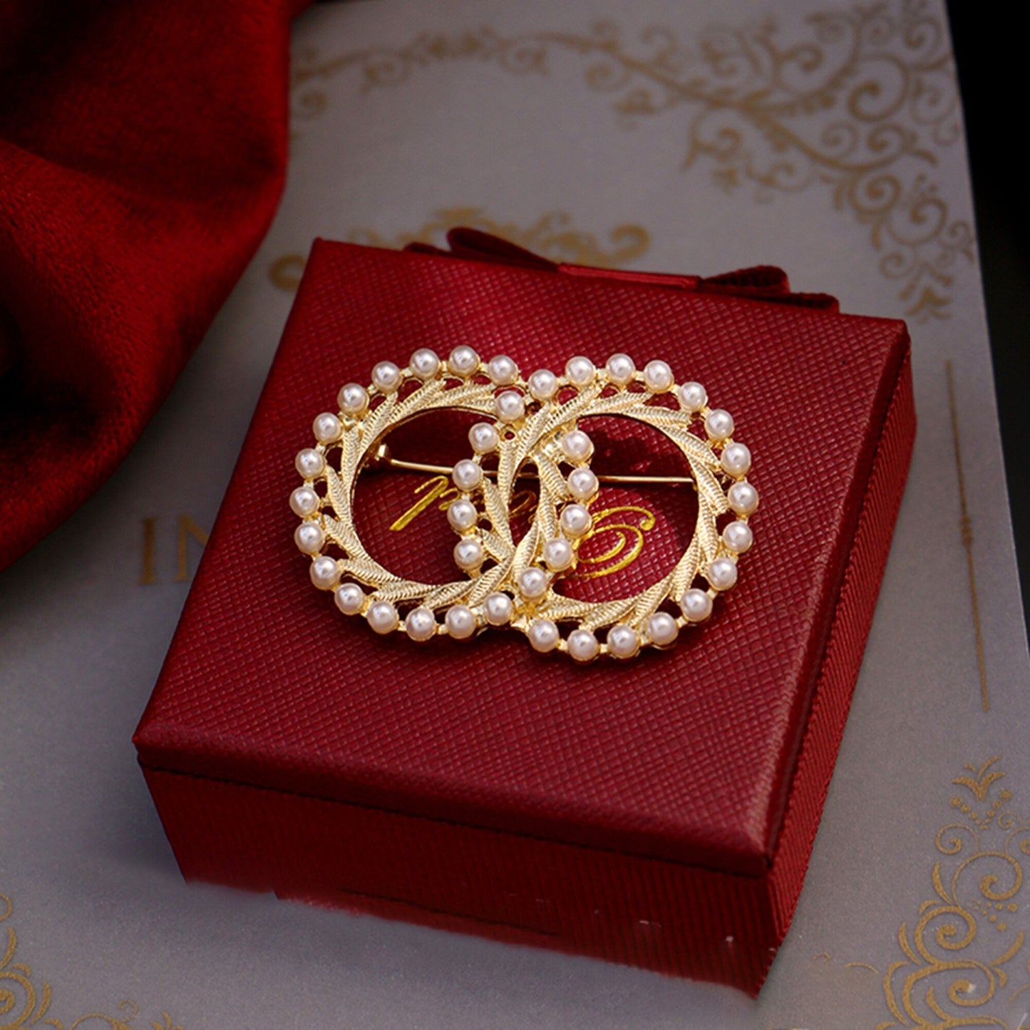 women--brooch-gold