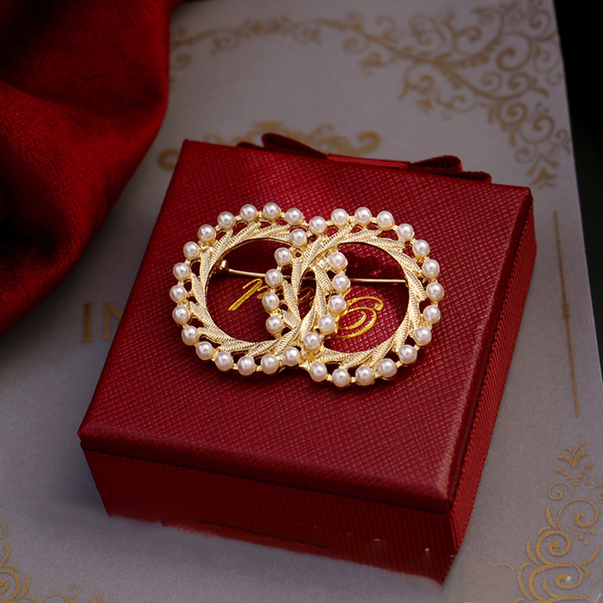 women--brooch-gold