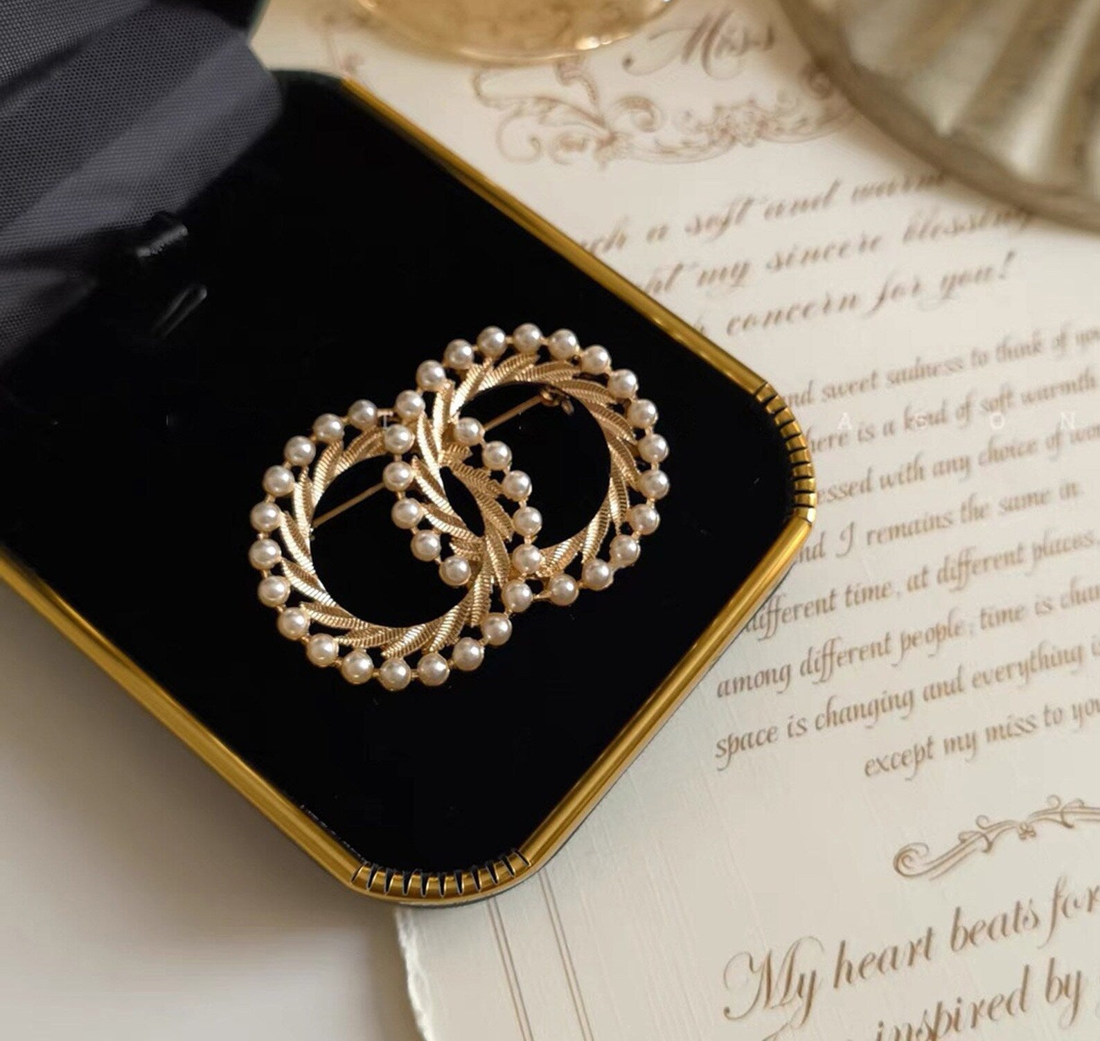 women--brooch-gold