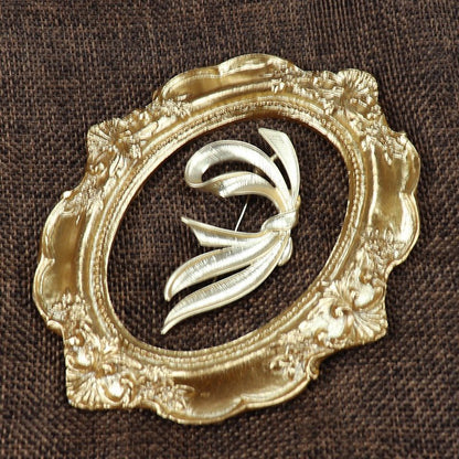 women--bow-brooch
