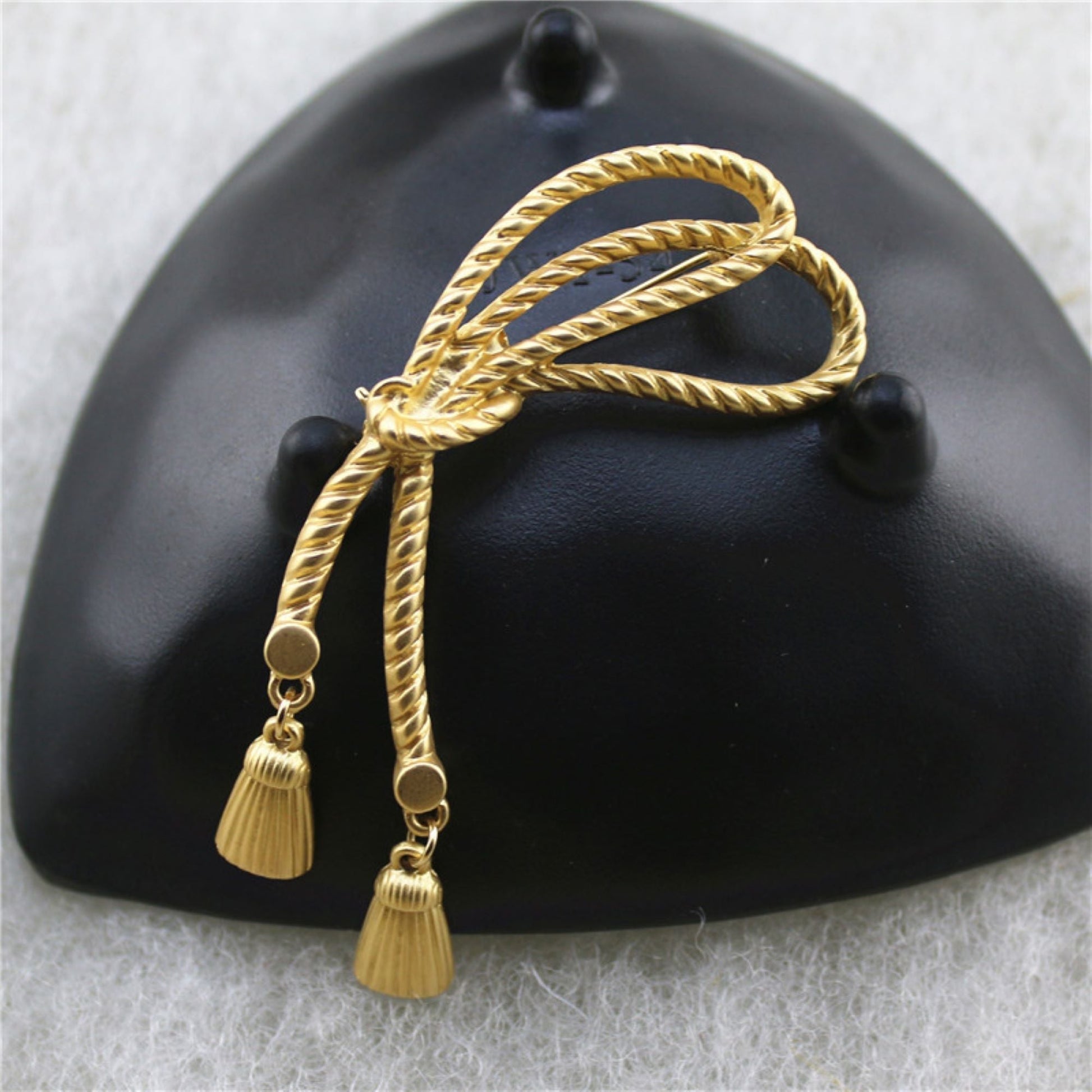 women--bow-brooch