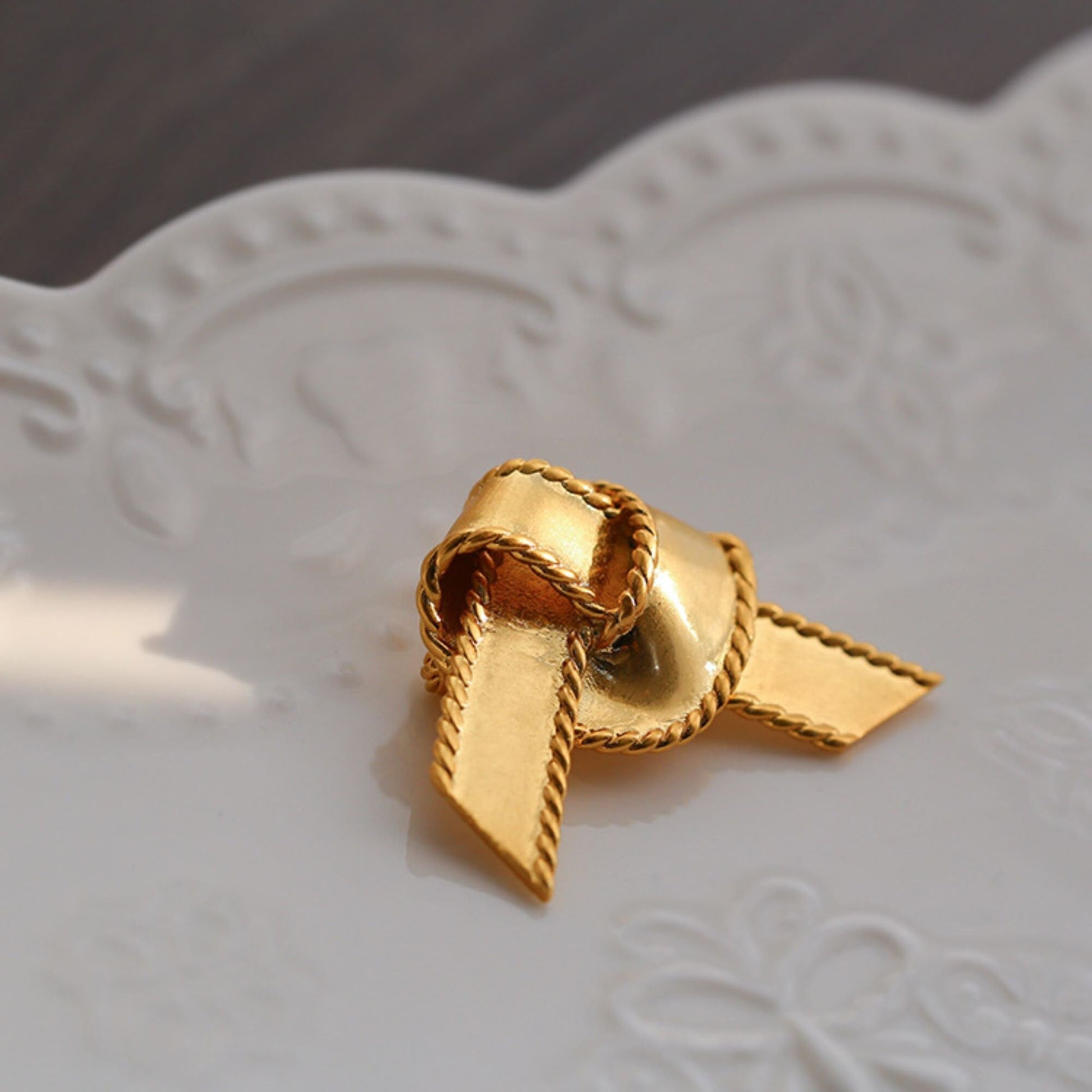 women--bow-brooch